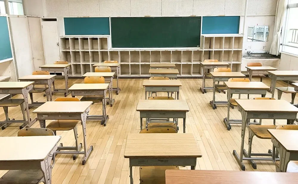 黒板と木製机が並ぶ金江津小学校の教室