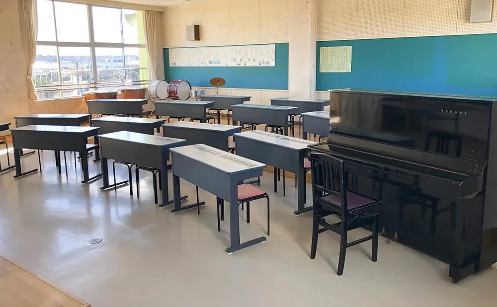 机と椅子が並ぶ金江津小学校の教室